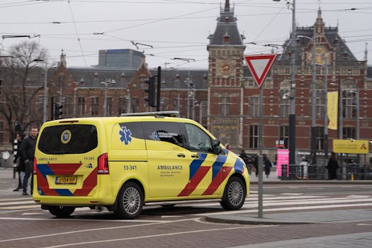 Ambulance met gepaste spoed naar Laren in Noord-Holland