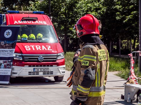 Brandweer helpt ambulance bij afhijsen patiënt aan Hamerstraat in Bussum