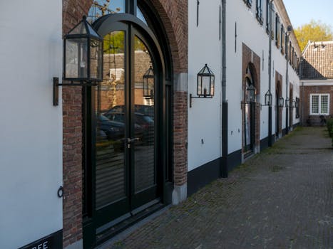 Middelbrand gemeld bij gebouw aan de Onderwal in Naarden