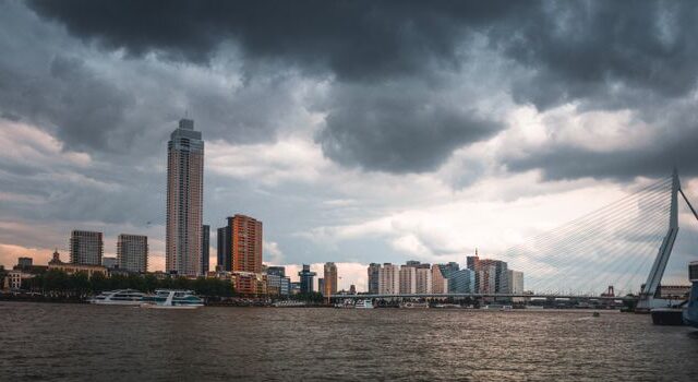 Het weer Rotterdam: regen, wind en verkeer vandaag