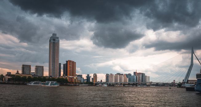 Het weer Rotterdam: regen, wind en verkeer vandaag