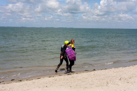 Gevel van een Action-winkel met bezoekers en winkelwagens in de regio Rtvzuiderzee