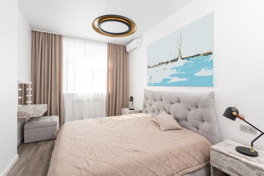 Moderne airco in een koele slaapkamer tijdens een warme zomernacht
