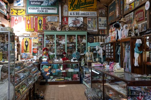 Kringloopwinkel in Rtvzuiderzee met tweedehands meubels, boeken en kleding in een lichte winkelhal