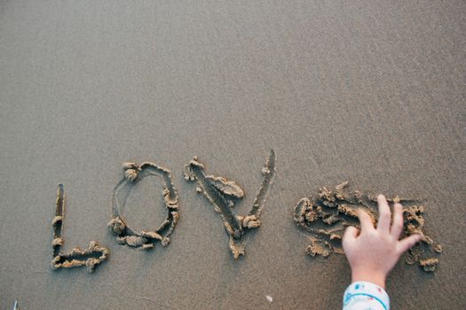 Stel zit samen aan de keukentafel en lacht, als beeld van liefde, intimiteit en dagelijkse verbondenheid