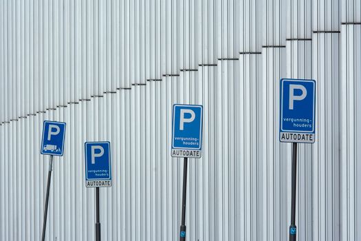 Auto’s in vergunningenzone in het centrum als illustratie van parkeervergunning rtvzuiderzee
