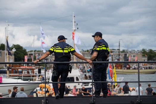 Beveiligingsbedrijven Alkmaar bij winkelpand met camera en alarmsysteem in de binnenstad