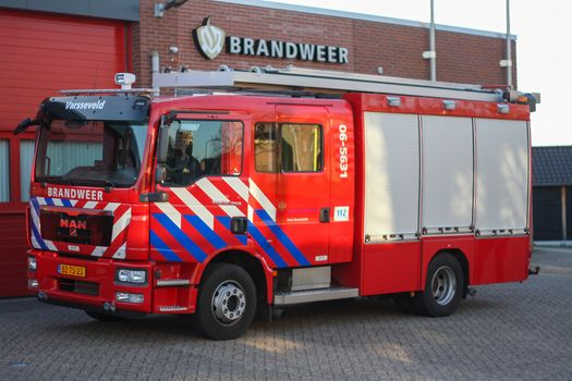 Brandweer bij incident in Emmeloord met bluswagen en afzetting op straat in de regio Rtvzuiderzee