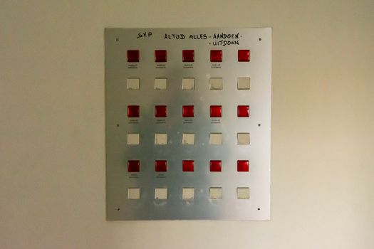 Persoon maakt dagelijks een cryptogram aan de keukentafel met krant en koffie