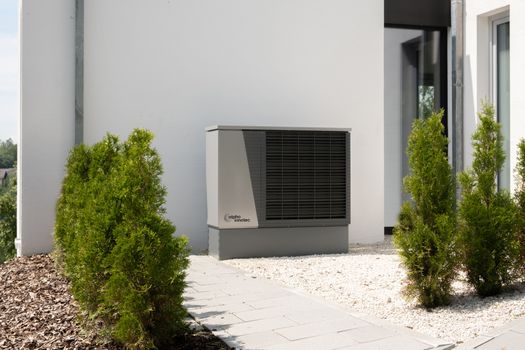 Installateur plaatst een hybride warmtepomp zonder buitenunit in een Nederlandse woning