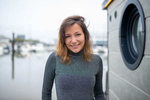 Stijlvolle woonkamer met rustige tinten en warme accenten, geïnspireerd op de elegante uitstraling van Jolien van der Tuin