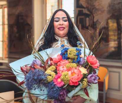 Portret van Nurlaila Karim met grafische zoekbalk en symbolen voor online trends en AI-nieuws