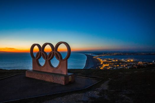 Olympische Spelen 2026 in Italië met olympische ringen, sneeuw en schaatsers in een winterstadion