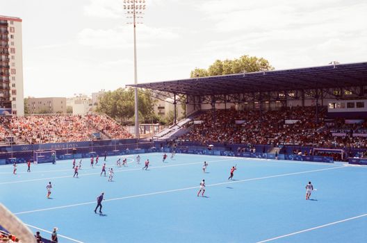 Tv-scherm met olympische spelen live tijdens gezamenlijke kijkavond in de regio Rtvzuiderzee