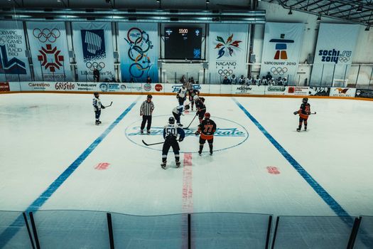 Scorebord en schaatser bij schaatsen vandaag olympische spelen tijdens een langebaansessie