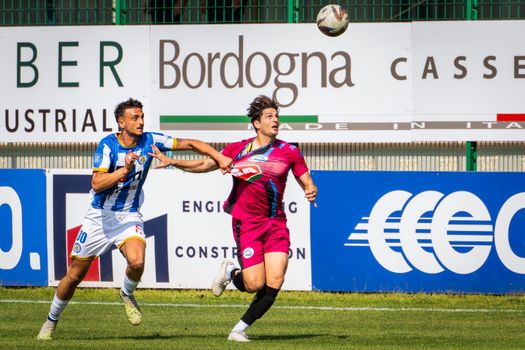 Supporters in een vol Italiaans stadion tijdens een Serie A-wedstrijd met focus op sfeer, topclubs en wedstrijdspanning