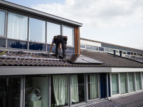 Huiseigenaren bekijken energierekening voor woning met zonnepanelen op het dak