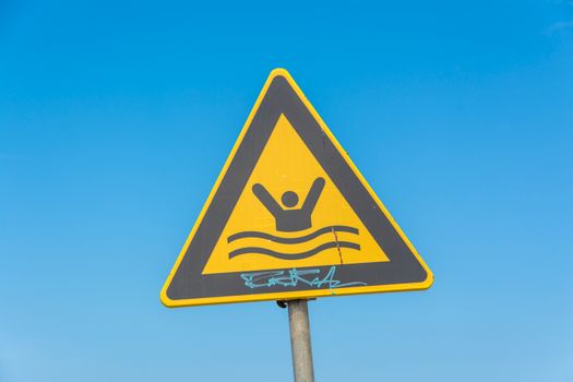Waarschuwing voor vrij hoge temperaturen boven haven en dijk in Urk met felle zon en weinig schaduw
