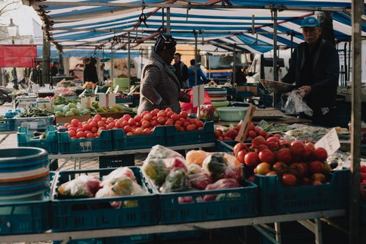 Kramen en bezoekers op de weekmarkt rtvzuiderzee in een druk centrum met verse producten