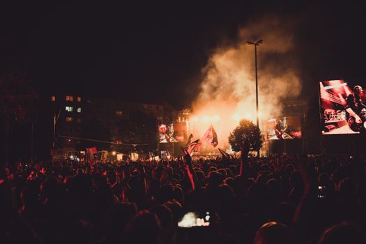 AFAS Live in Amsterdam-Zuidoost bij avondlicht, met bezoekers rond station Bijlmer ArenA
