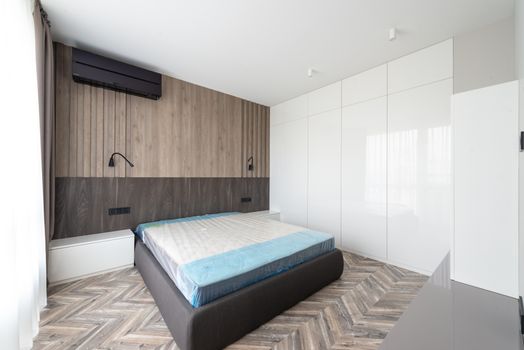 Stille airco in een koele slaapkamer tijdens een warme zomernacht