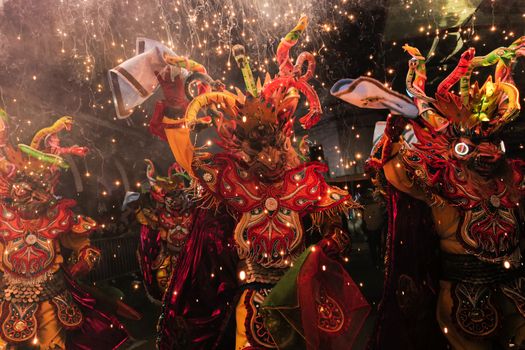 Mensen in verkleedkleding tijdens carnaval 2026 op een feestavond in de Rtvzuiderzee-regio