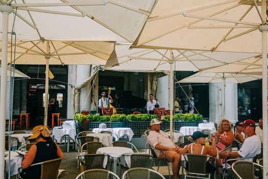 Gezellig restaurant in de regio Rtvzuiderzee met gasten aan tafel en een live band die optreedt tijdens het diner