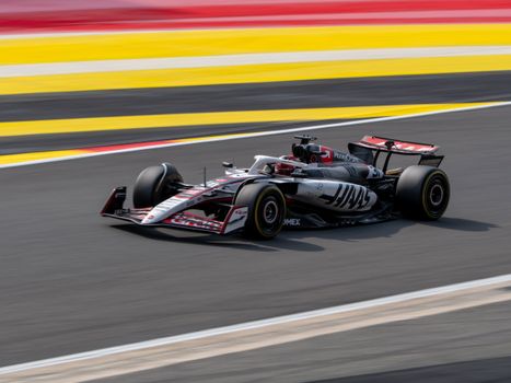 f1 nieuws op tv-scherm in sportcafé met racebeelden en tussenstand voor fans in Emmeloord