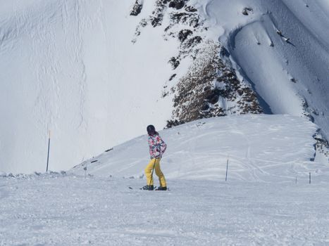 Halfpipe snowboarden vrouwen olympische winterspelen 2026 met een snowboardster in de lucht boven de pipe