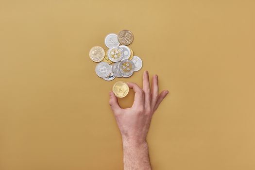 Smartphone met crypto-koersen naast belastingpapieren en rekenmachine voor aangifte in 2026
