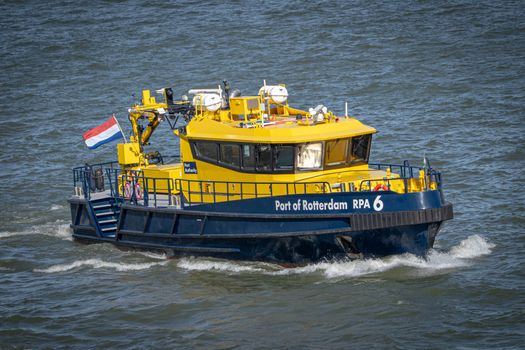 IPL-behandeling in een salon met beschermbril en lichtflitsapparaat op de benen