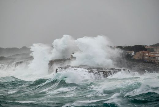 Donkere onweerslucht en hagel op straat tijdens noodweer Spanje vandaag aan de kust