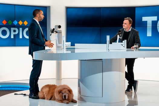 Smartphone met NOS nieuws en overzicht van de belangrijkste verhalen van vandaag in de regio van RTV Zuiderzee