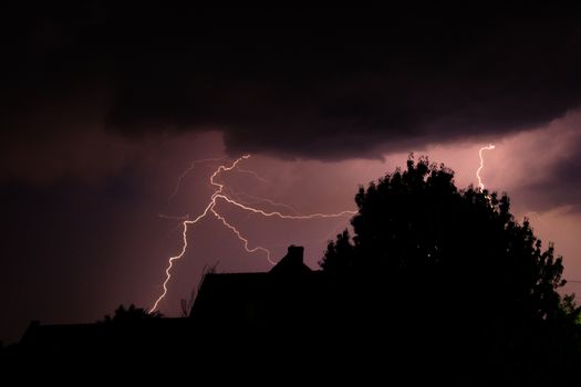 Donkere lucht met onweersbuien boven de polder bij Lelystad en verkeer op de A6