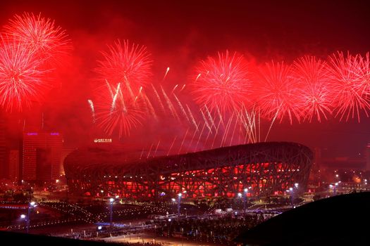 Sluitingsceremonie olympische spelen 2026 in Arena di Verona met lichtshow, vlaggen en atleten op het veld