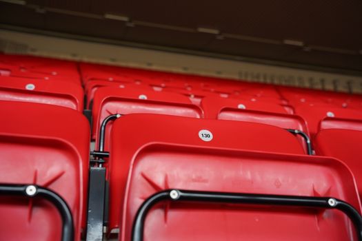 Stand Liverpool FC op smartphone naast tv-scherm tijdens wedstrijdavond in Lelystad
