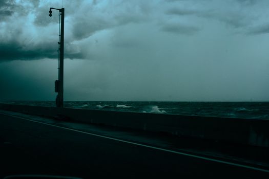 Donkere wolken en verkeer op de A6 tijdens storm Benjamin in de Zuiderzeeregio