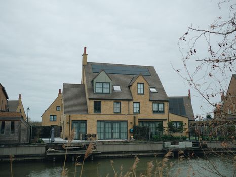 Moderne Nederlandse woning met zonnepanelen op het dak en een thuisbatterij in de berging
