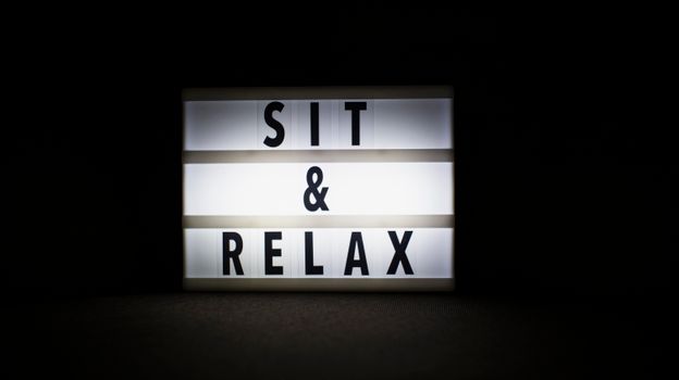 Inspirerend interieur met lijstjes aan de muur en stijlvolle wonen quotes in een warme Nederlandse woonkamer