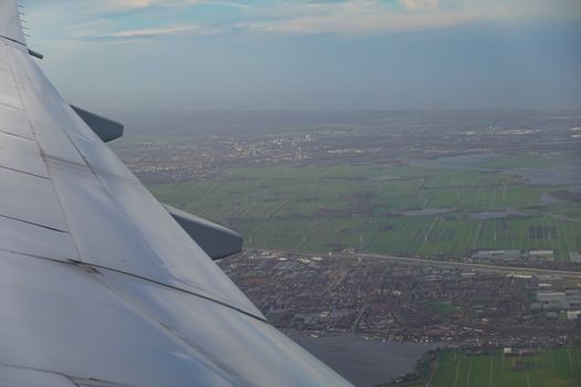 Smartphone met digitale airmiles-kaart naast kassabon en winkelwagen