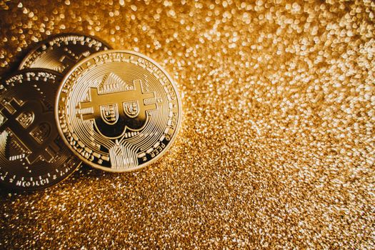 Grafiek van de bitcoin koers met stijgende lijn en een belegger die marktdata bekijkt