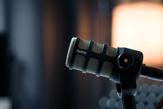 Luisteraar met koptelefoon bekijkt Bright Podcast op smartphone tussen AI- en gadgetnieuws