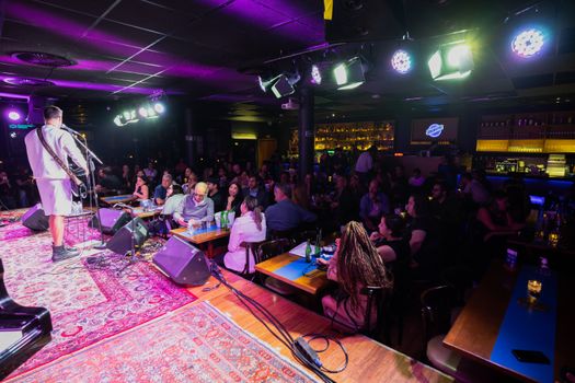 Gezellige avond in een café met live muziek in het centrum van Alkmaar met volle tafels en een band op het podium