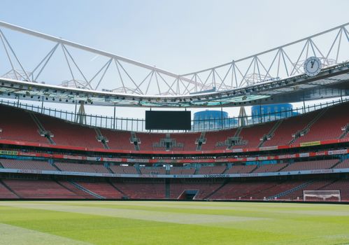 Supporters kijken een Champions League-wedstrijd op groot scherm in een Noord-Hollands sportcafé