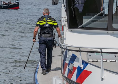 De bondgenoten nieuws met tv-scherm, kandidaten en actuele uitzendinformatie