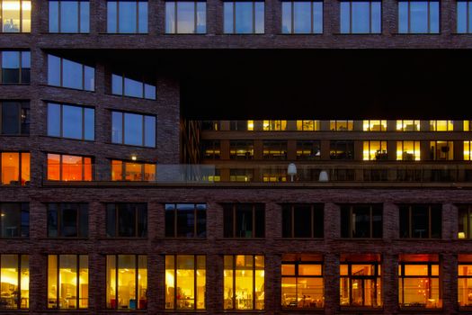 Medewerkers in modern kantoor passen energie besparen op kantoor toe met ledverlichting en slimme thermostaat