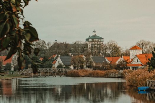 Gezin geniet van herfstvakantie in de regio met boswandeling en warme drank