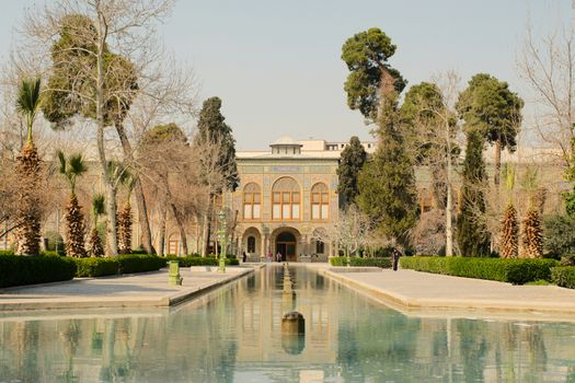 Iran nieuws op scherm met kaart van Teheran en koppen over spanningen in het Midden-Oosten