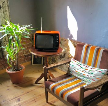 Moderne woonkamer met jaren 70 interieur, ronde bank, warme aardetinten en vintage houten meubels