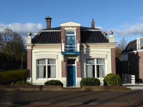Vrijmarkt op Rijnplein tijdens koningsdag Alphen aan den Rijn 2026 met veel bezoekers en oranje vlaggen